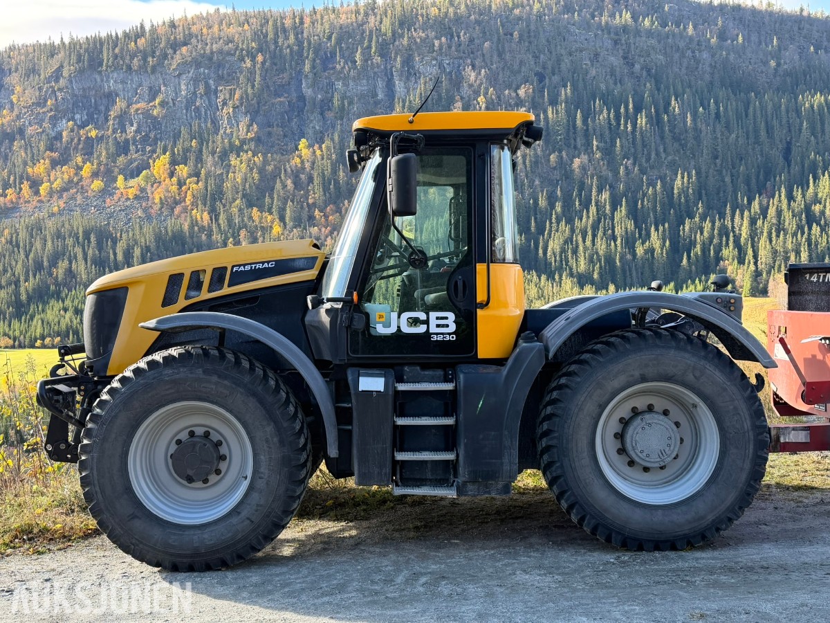 2012 JCB Fastrac 3230 traktor