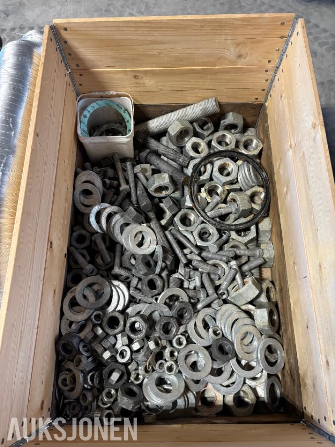 Palle med store skiver, muttere og gjenge stenger 