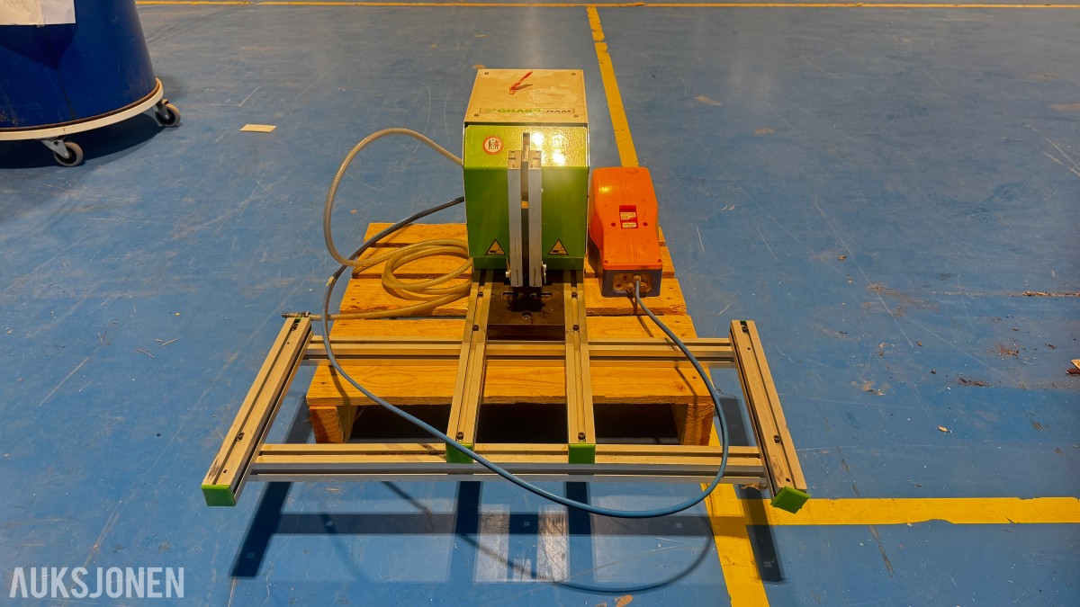 2002 GRASS RAM – Beslagmonteringsmaskin med fotpedal og aluminiumsprofiler