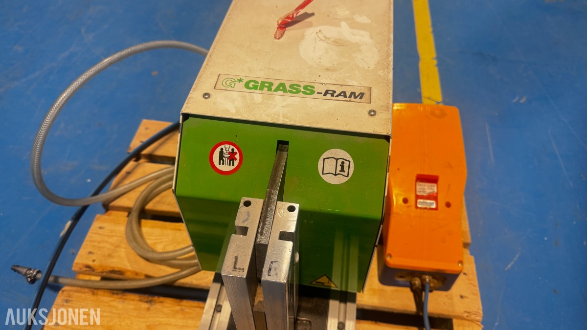 2002 GRASS RAM – Beslagmonteringsmaskin med fotpedal og aluminiumsprofiler