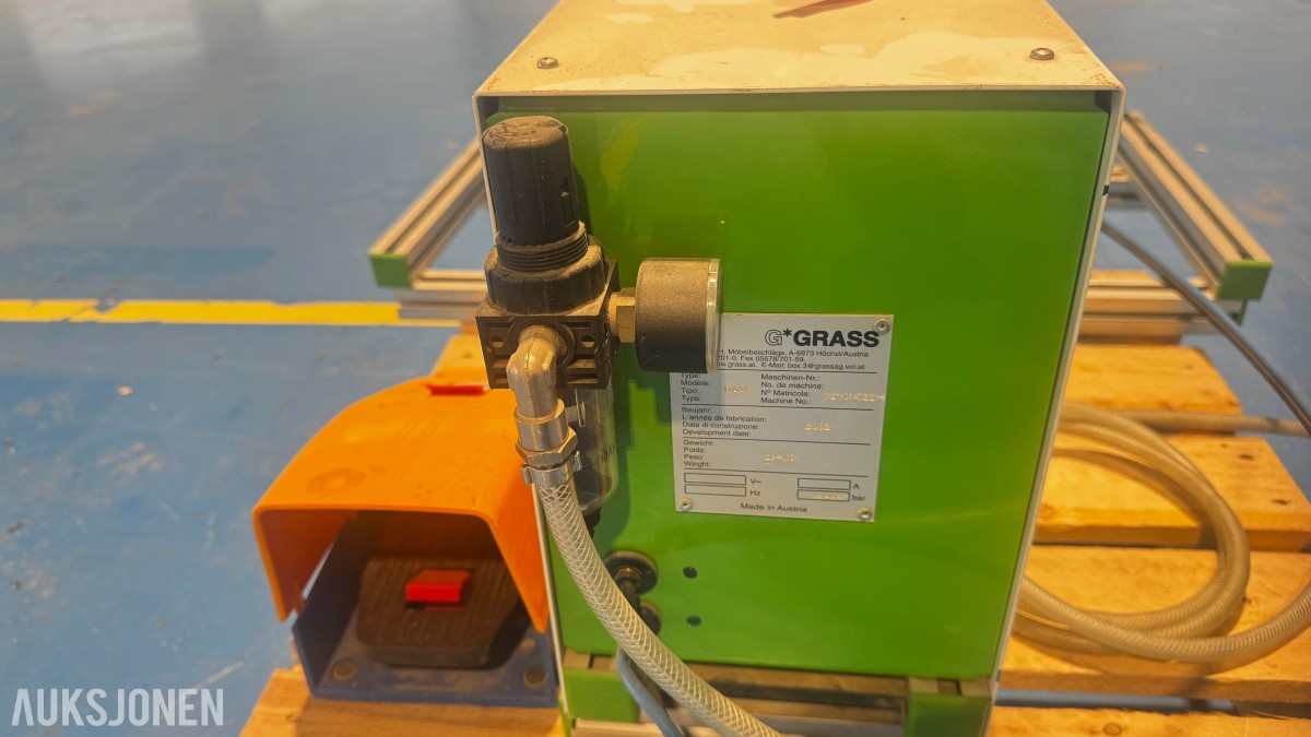 2002 GRASS RAM – Beslagmonteringsmaskin med fotpedal og aluminiumsprofiler