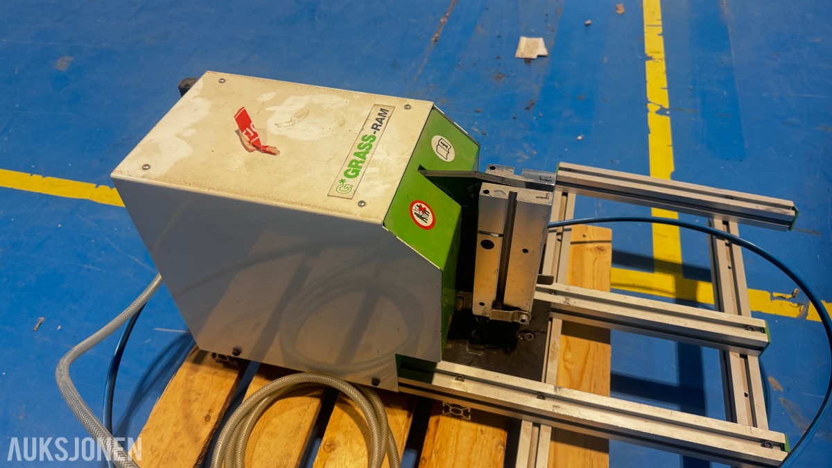 2002 GRASS RAM – Beslagmonteringsmaskin med fotpedal og aluminiumsprofiler