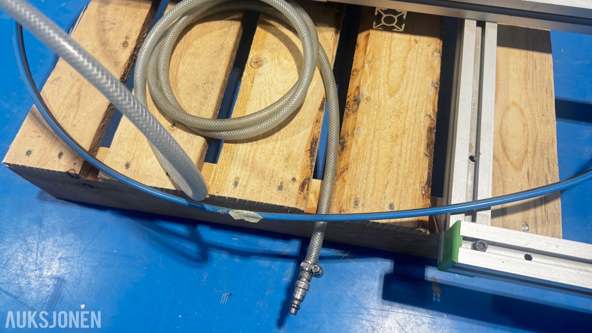 2002 GRASS RAM – Beslagmonteringsmaskin med fotpedal og aluminiumsprofiler