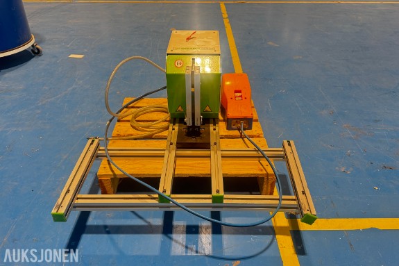 2002 GRASS RAM – Beslagmonteringsmaskin med fotpedal og aluminiumsprofiler