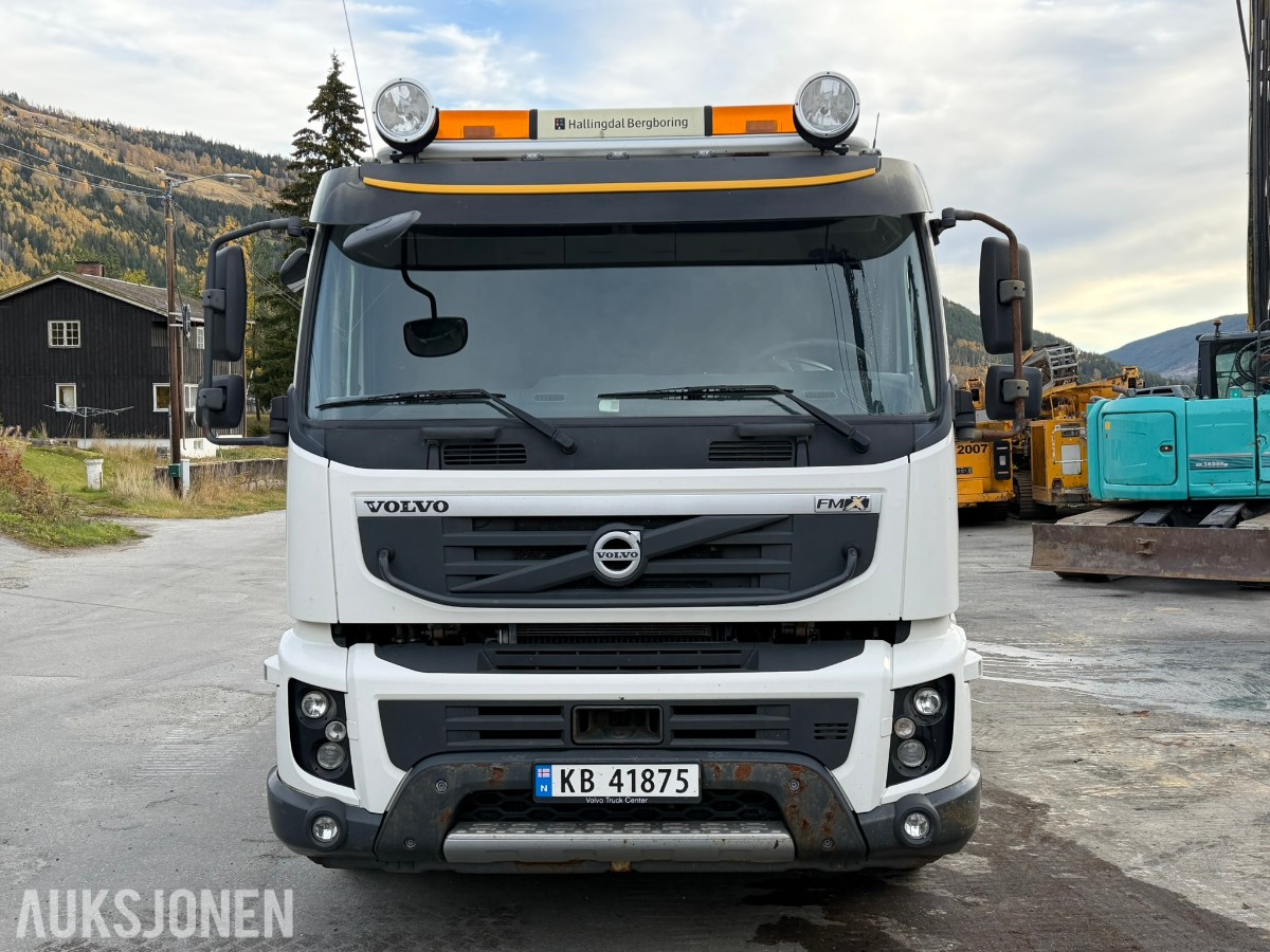 2013 Volvo FMX 500 lastebil med maskinplan - 8x4