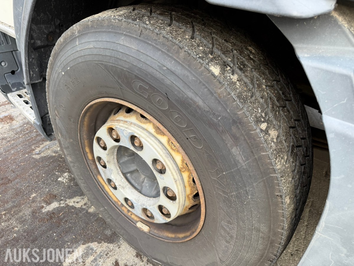 2013 Volvo FMX 500 lastebil med maskinplan - 8x4