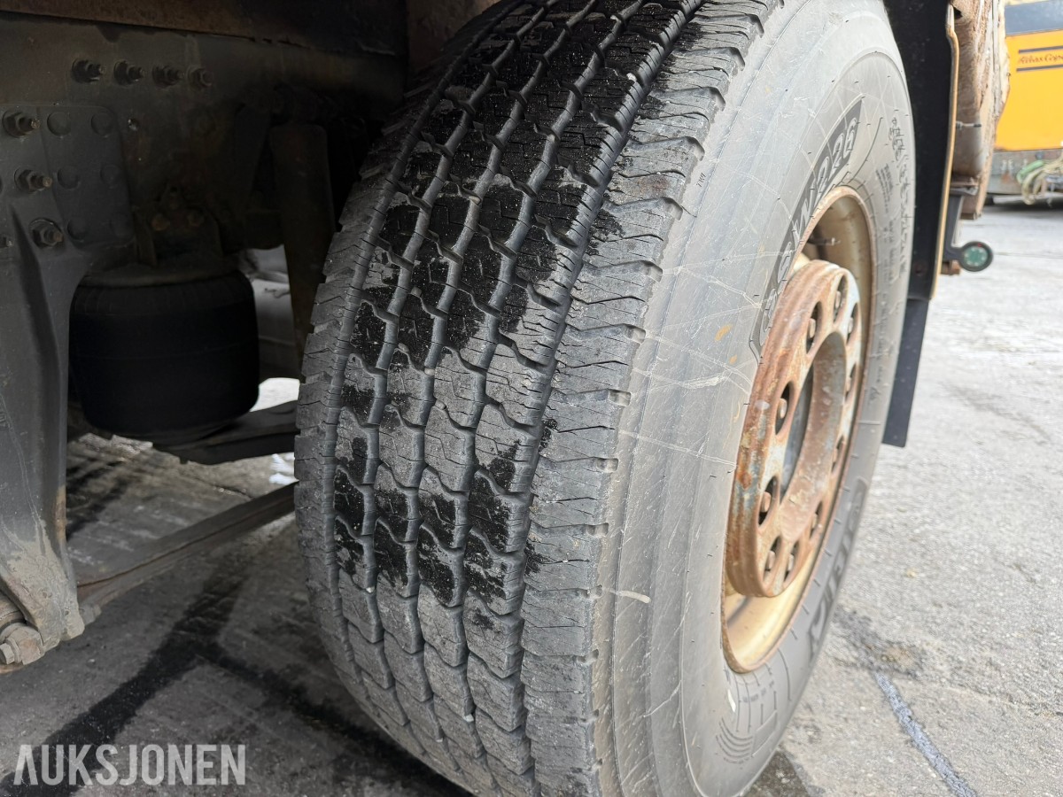 2013 Volvo FMX 500 lastebil med maskinplan - 8x4