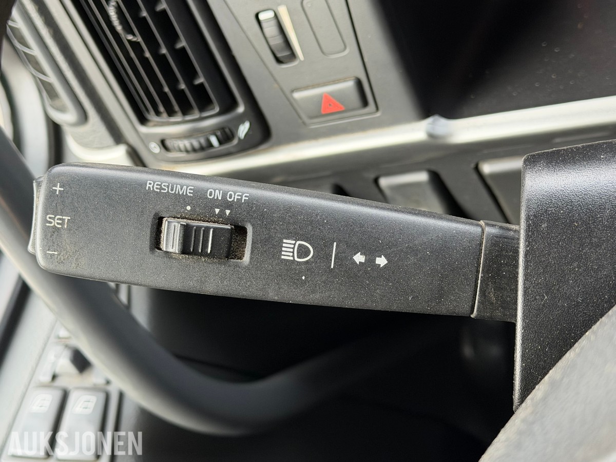 2013 Volvo FMX 500 lastebil med maskinplan - 8x4