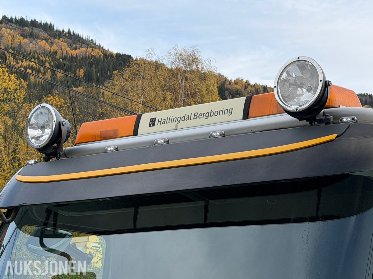 2013 Volvo FMX 500 lastebil med maskinplan - 8x4