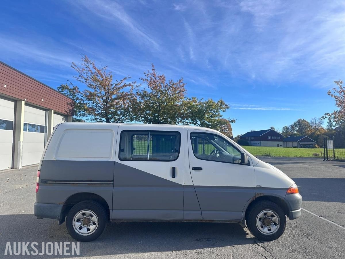 2006 Toyota HiAce 2.5 D 102HK 4WD HENGERFESTE SKYVEDØRER