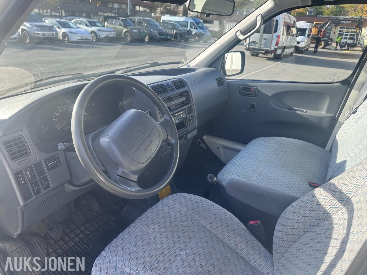 2006 Toyota HiAce 2.5 D 102HK 4WD HENGERFESTE SKYVEDØRER