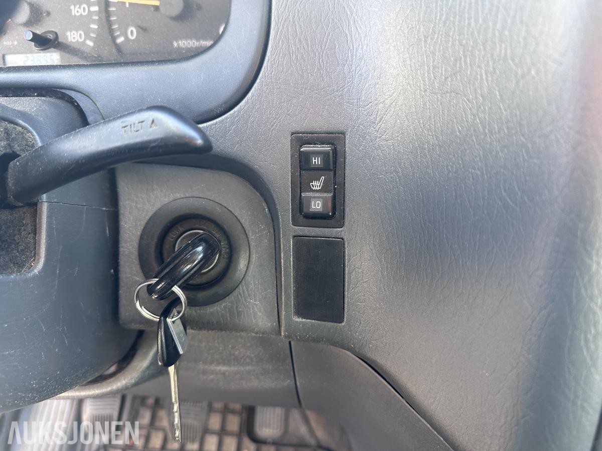 2006 Toyota HiAce 2.5 D 102HK 4WD HENGERFESTE SKYVEDØRER
