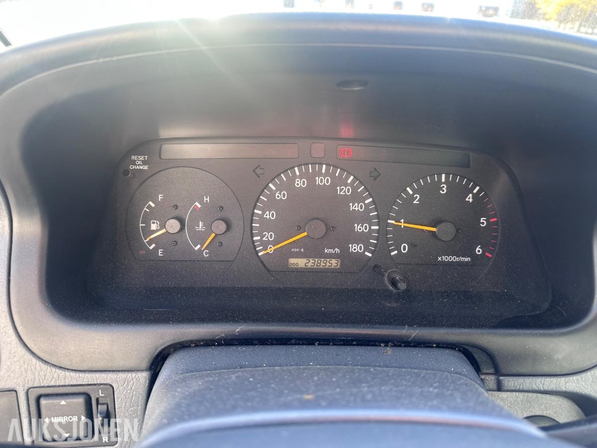 2006 Toyota HiAce 2.5 D 102HK 4WD HENGERFESTE SKYVEDØRER