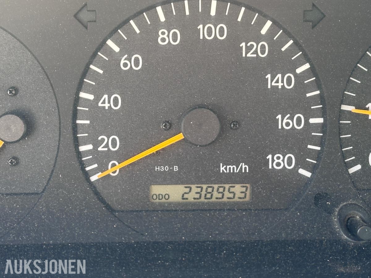 2006 Toyota HiAce 2.5 D 102HK 4WD HENGERFESTE SKYVEDØRER