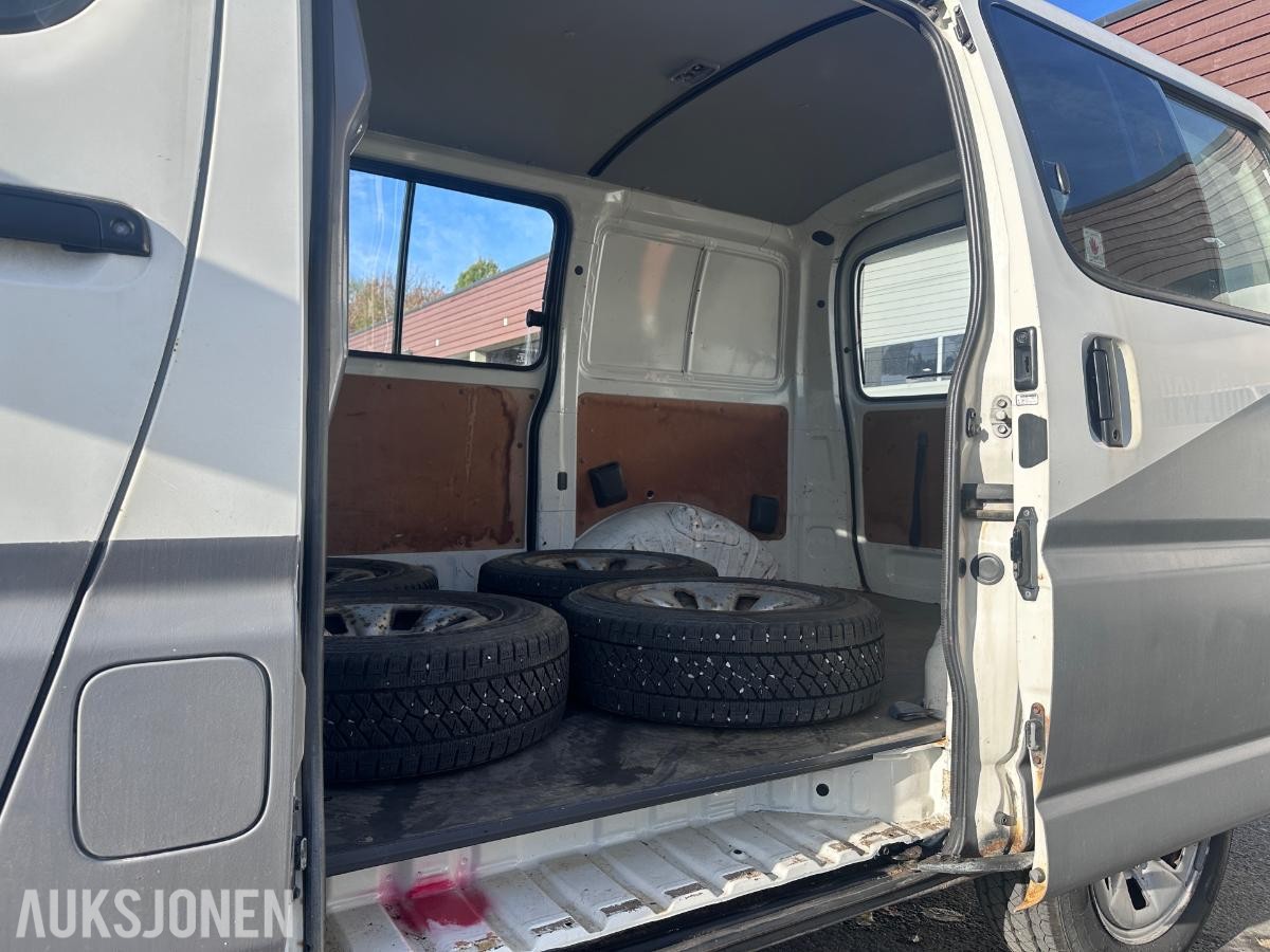 2006 Toyota HiAce 2.5 D 102HK 4WD HENGERFESTE SKYVEDØRER