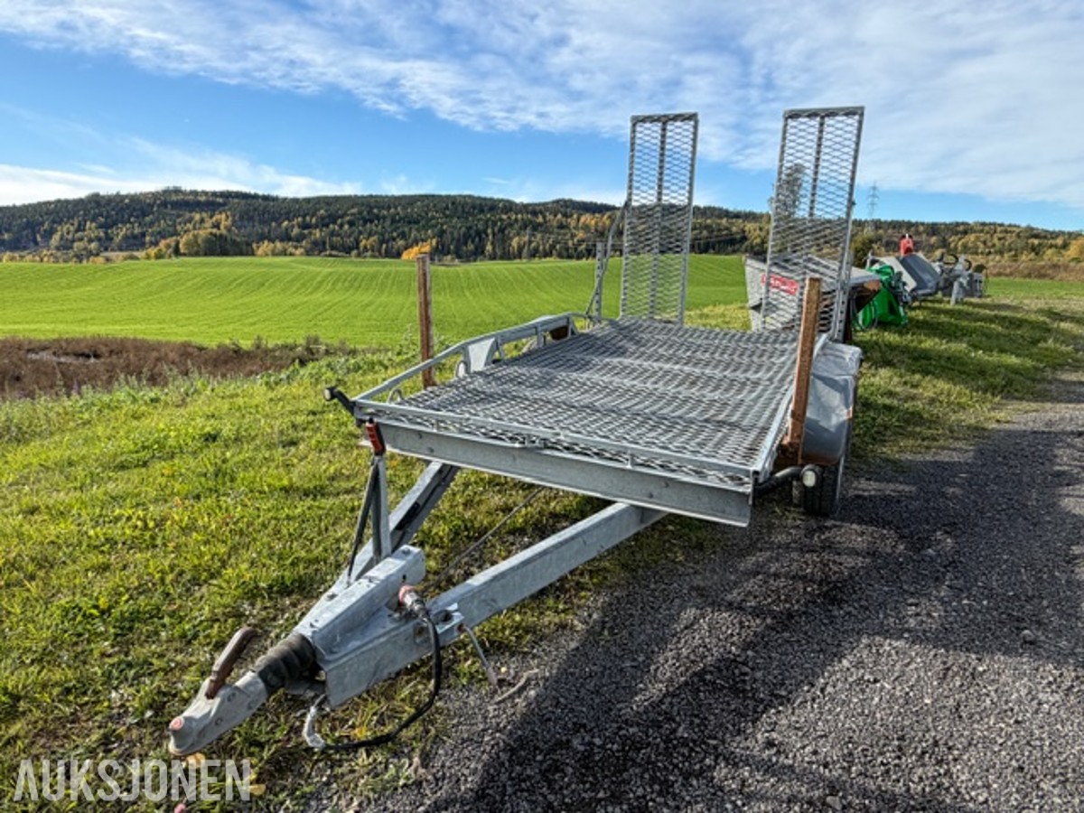 2019 Tredal T-30-M maskinhenger, 3000 kg totalvekt, kjørebruer og boggi