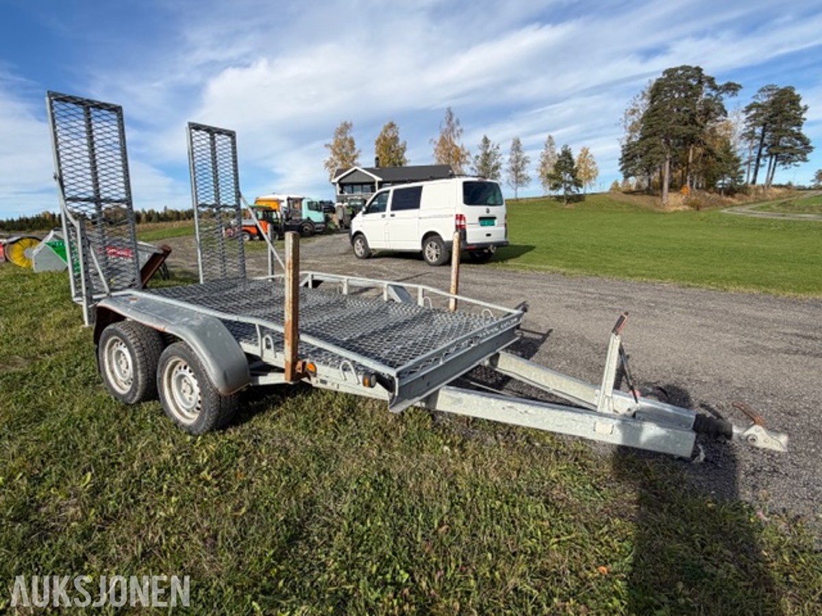2019 Tredal T-30-M maskinhenger, 3000 kg totalvekt, kjørebruer og boggi