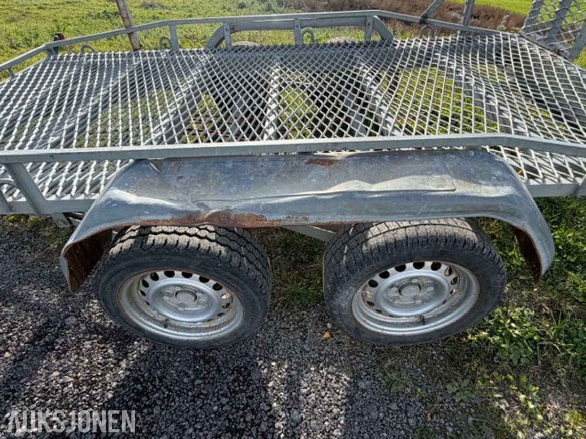 2019 Tredal T-30-M maskinhenger, 3000 kg totalvekt, kjørebruer og boggi