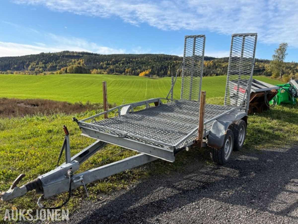 2019 Tredal T-30-M maskinhenger, 3000 kg totalvekt, kjørebruer og boggi