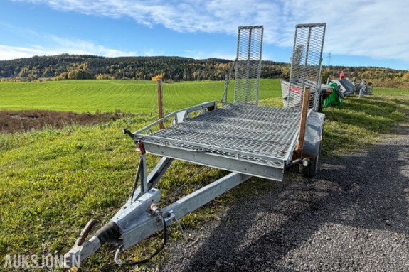 2019 Tredal T-30-M maskinhenger, 3000 kg totalvekt, kjørebruer og boggi