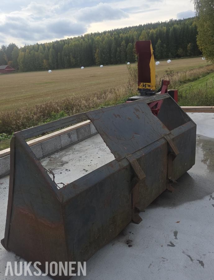 Stor snøskuffe med trima feste