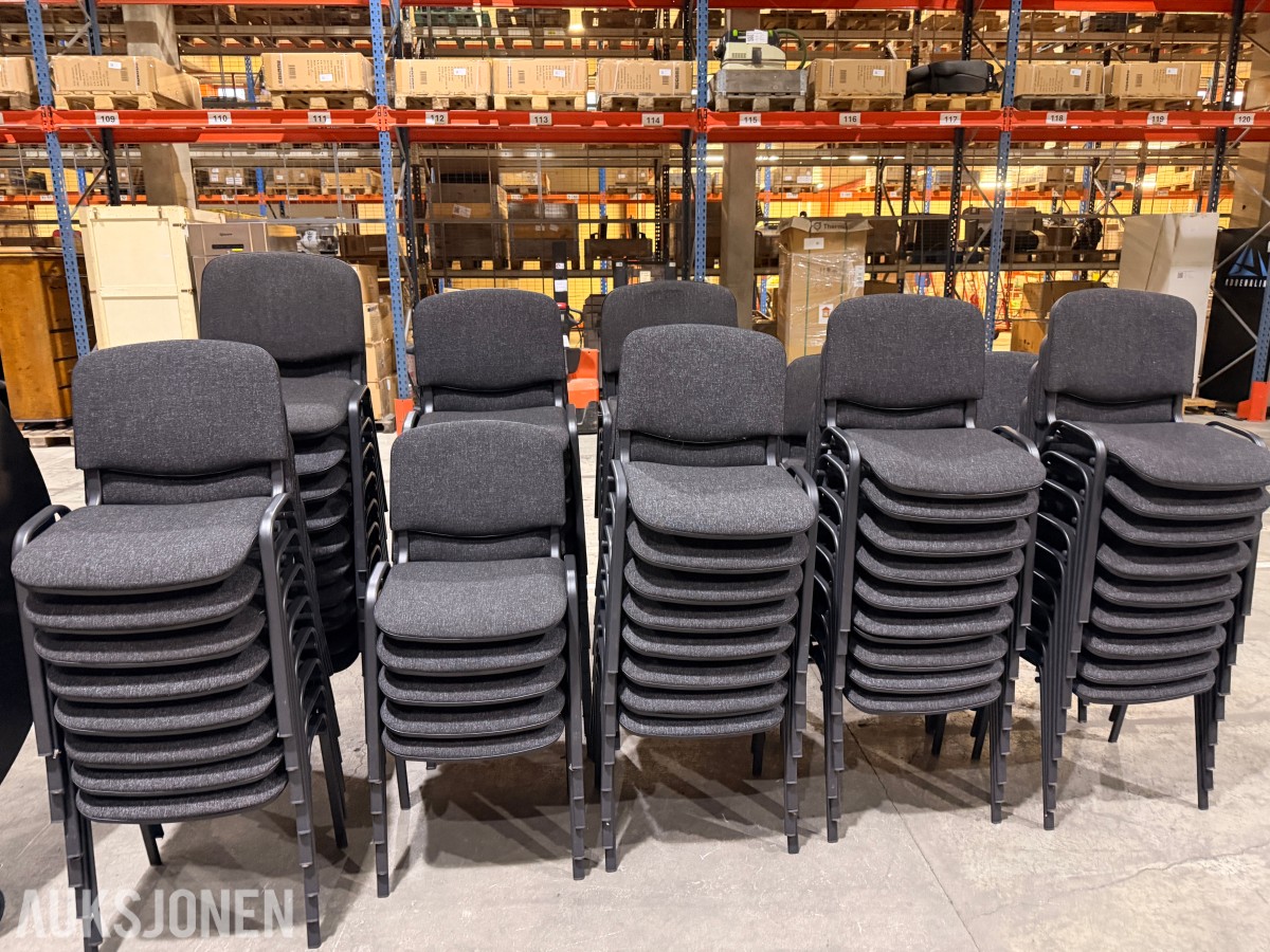 79 konferansestoler & 11 runde bankettbord med bordtralle