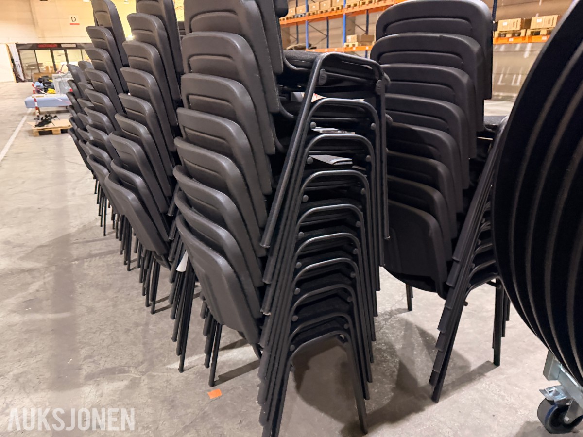 79 konferansestoler & 11 runde bankettbord med bordtralle