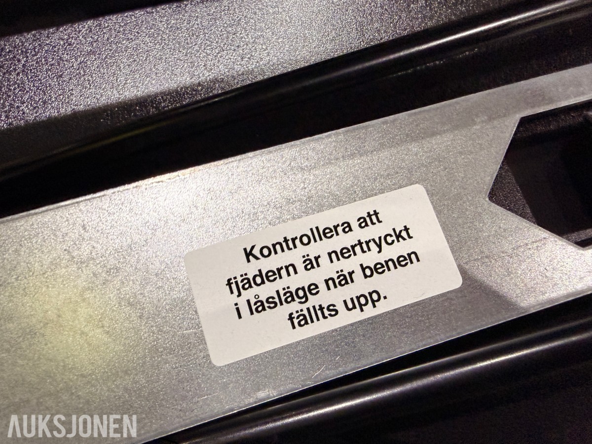 79 konferansestoler & 11 runde bankettbord med bordtralle