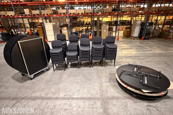 79 konferansestoler & 11 runde bankettbord med bordtralle