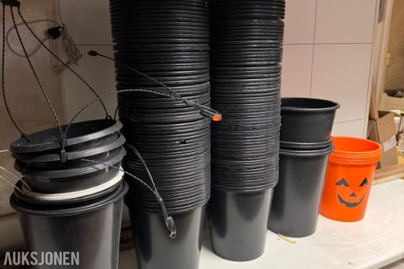 Parti med ca. 75 svarte plastpotter i ulike størrelser Selges samlet parti med cirka 75 svarte plastpotter i ulike størrelser og modeller.