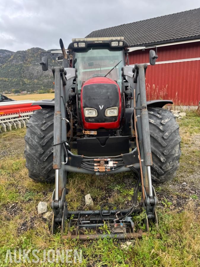 2007 Valtra N121 med vendbar førerplass.
