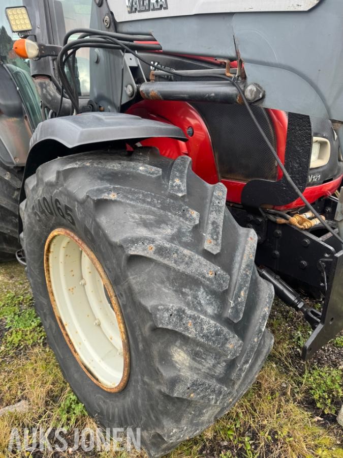 2007 Valtra N121 med vendbar førerplass.