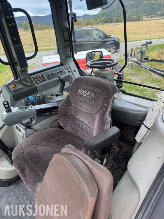 2007 Valtra N121 med vendbar førerplass.