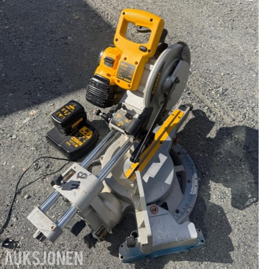 DEWALT DW017 KAPP- OG GJÆRSAG PÅ BATTERI
