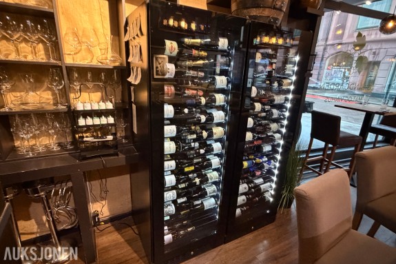 2 stk 2020 Temptech Copenhagen vinskap CPRO1800SRB - Glassdør med sort ramme - LED-lys - Opptil 143 flasker per skap