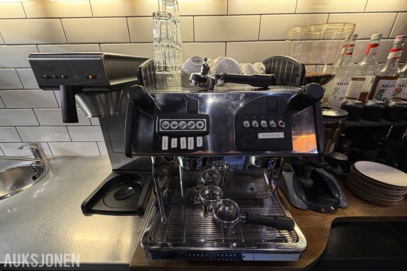 2016 Espressomaskin 2 grupper med Expobar kaffekvern - tastatur med 5 valg per gruppe - damprør - filterholdere - koppbrett på toppen