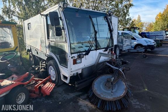 2009 Aebi MFH5000 feiemaskin - 10 000 kg totalvekt - to sidebørster - sugemunnstykke - slangetrommel med spylelanse