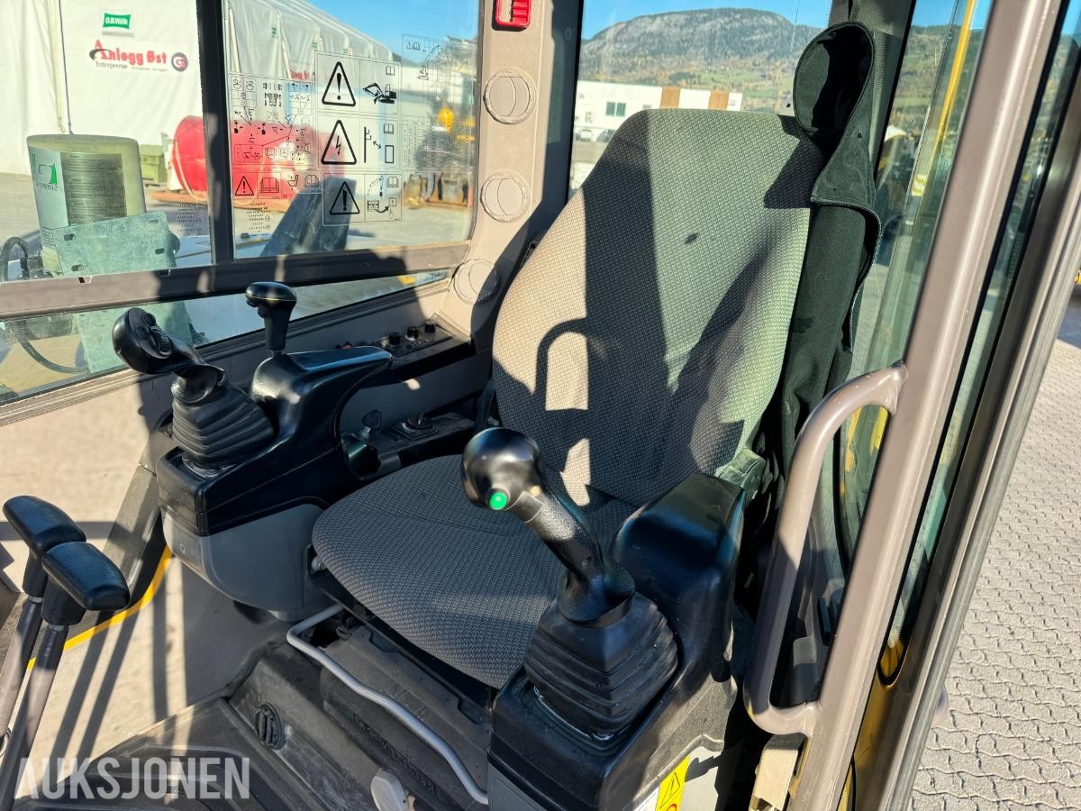 2019 Volvo ECR88D gravemaskin TILTROTATOR 2 SKUFFER SENTRALSMØRING
