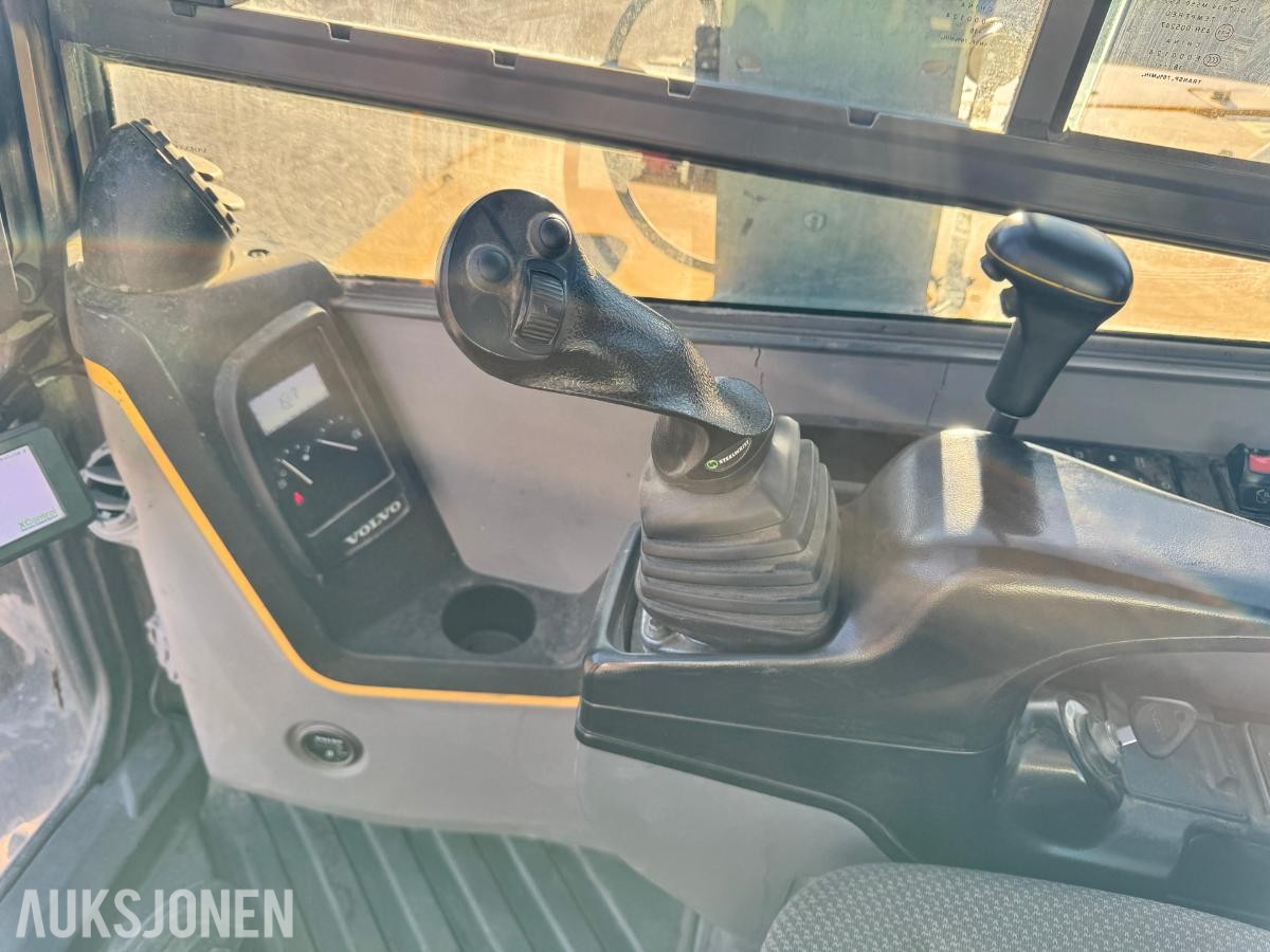 2019 Volvo ECR88D gravemaskin TILTROTATOR 2 SKUFFER SENTRALSMØRING