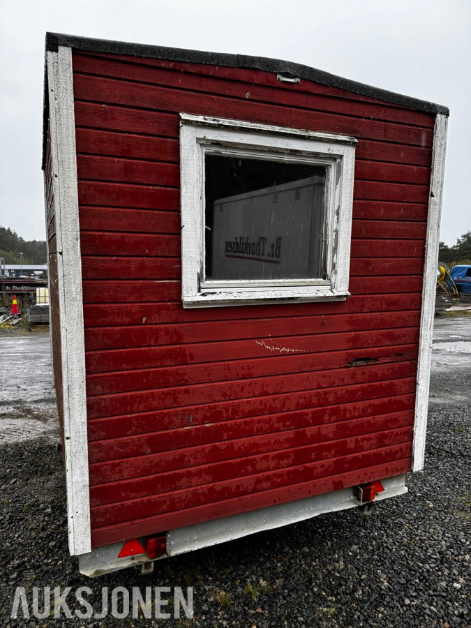 Eldre hjulbrakke / mannskapsbrakke på hjul