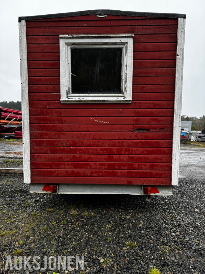 Eldre hjulbrakke / mannskapsbrakke på hjul