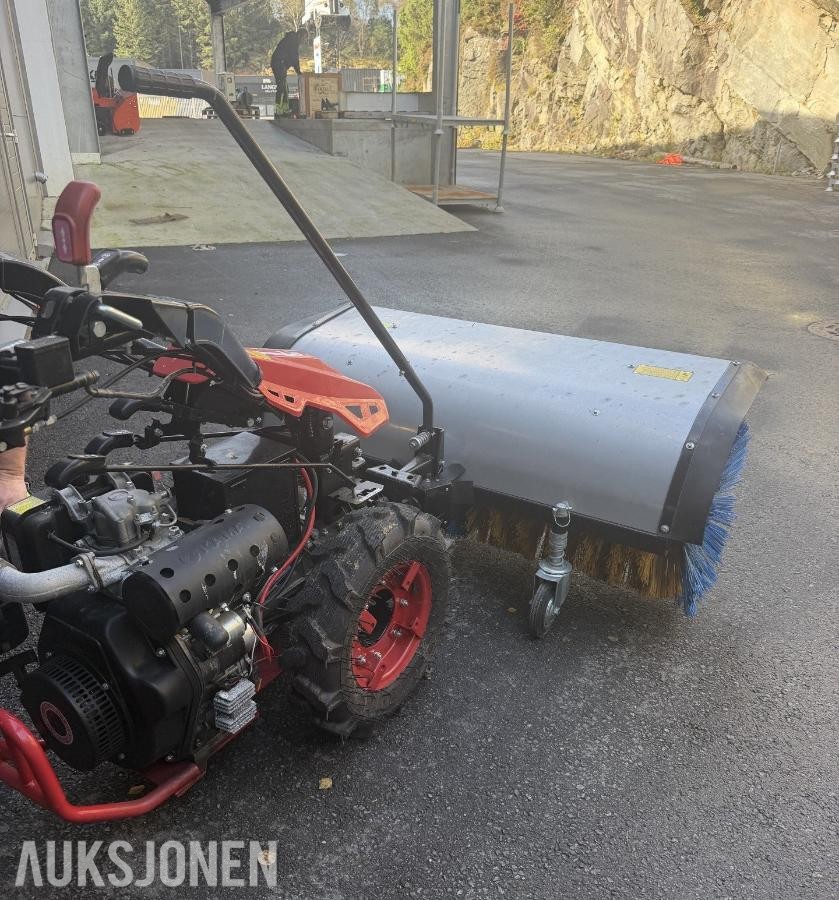 AGRO 750 Tohjulstraktor Dieselmotor med 100 cm kostemaskin