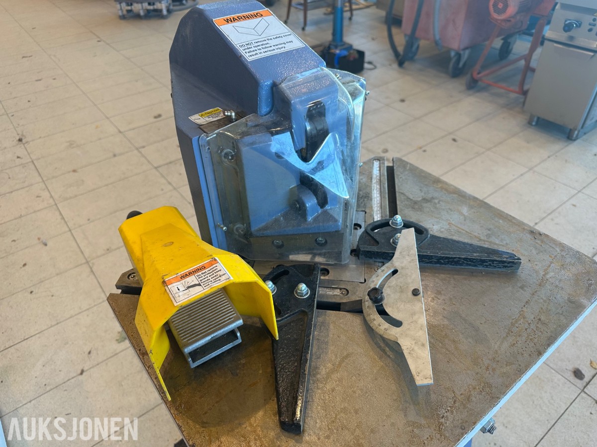 Bernardo AK 130 P pneumatisk utklinkemaskin