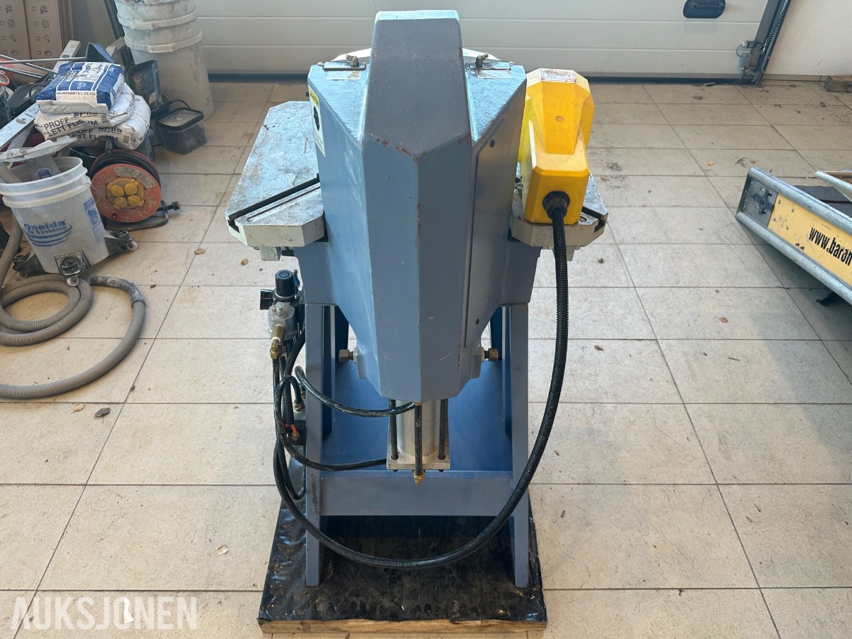 Bernardo AK 130 P pneumatisk utklinkemaskin