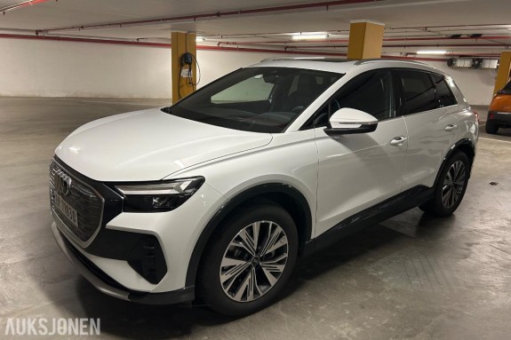 2026 Audi Q4 55  e-tron quattro S-Line -  EL Panorama,EL Hengerfeste, parkeringshjelp  KUN 9000km