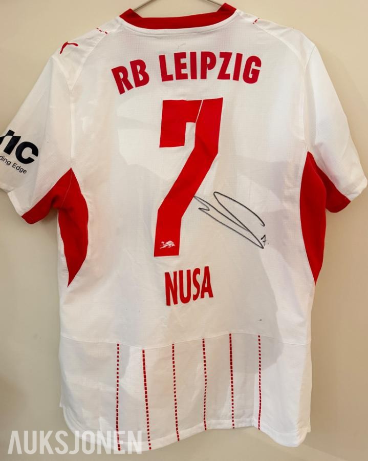 Signert drakt av Antonio Nusa