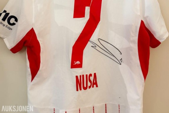 Signert drakt av Antonio Nusa