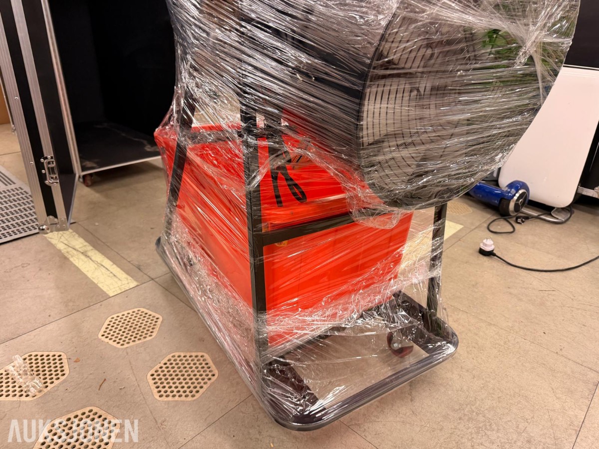 Skumkanon med pumpe, væskebeholder og flightcase på hjul