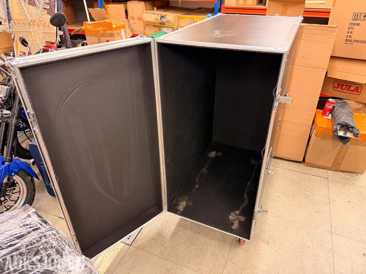 Skumkanon med pumpe, væskebeholder og flightcase på hjul