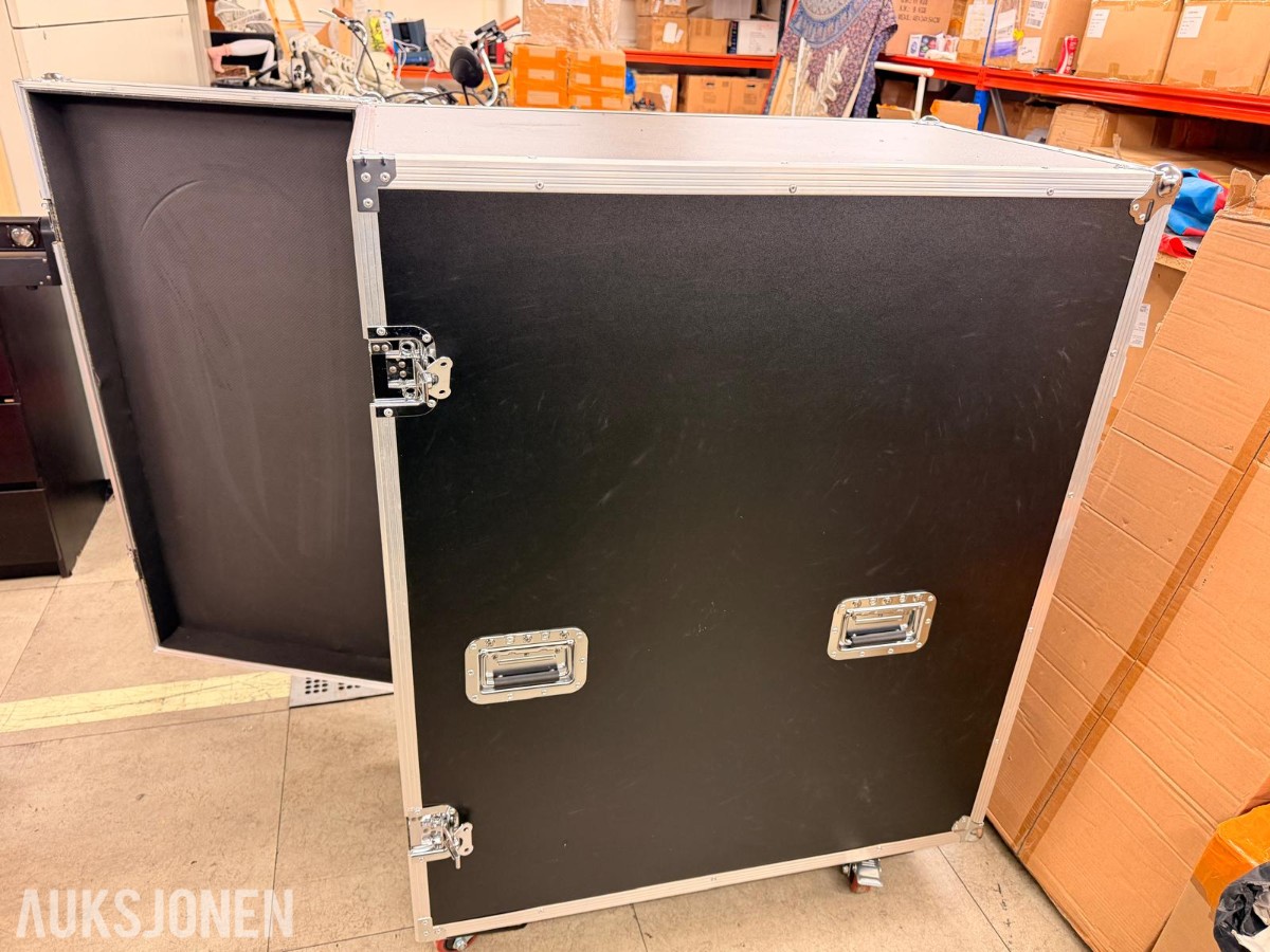 Skumkanon med pumpe, væskebeholder og flightcase på hjul